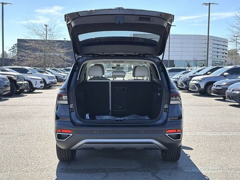 New 2026 Volkswagen Taos SE image 14