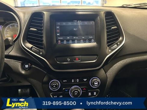 Used 2019 Jeep Cherokee Latitude Plus w/ Cold Weather Group AWD/4WD image 12