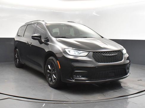 Used 2022 Chrysler Pacifica Touring-L w/ S Appearance Package image 9