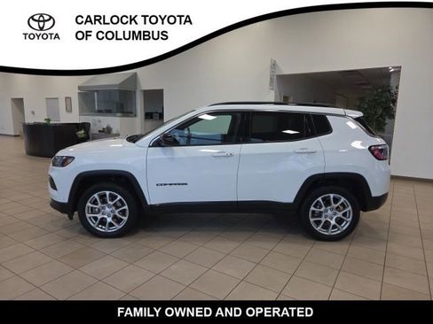 Used 2023 Jeep Compass Latitude AWD/4WD image 1