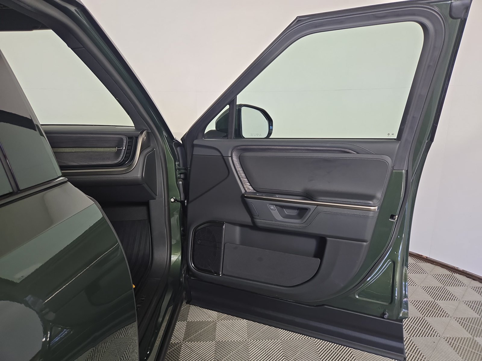 Used 2025 Rivian R1T Adventure Dual AWD/4WD image 18