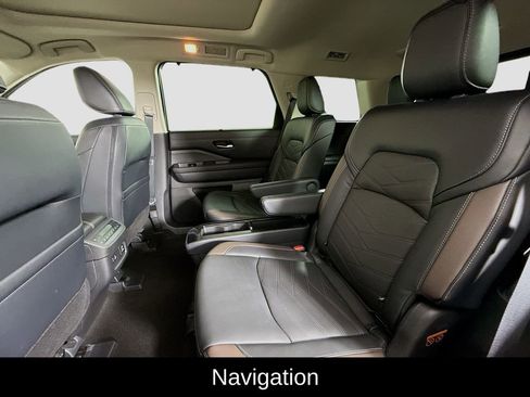 Used 2023 Nissan Pathfinder Platinum image 11