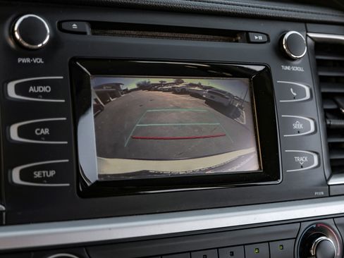 Used 2019 Toyota Highlander LE image 18