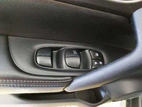 Used 2015 Nissan Rogue SV FWD image 17