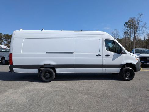 Used 2024 Mercedes-Benz Sprinter 2500 image 3
