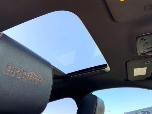 Used 2023 Chevrolet Traverse High Country image 14