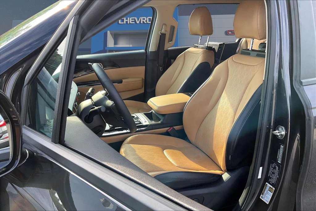 Used 2024 Kia Carnival EX FWD image 24