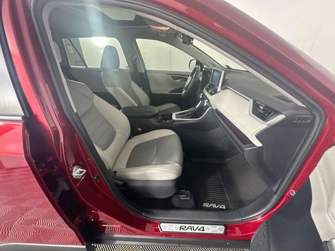 Used 2019 Toyota RAV4 Limited w/ Carpet Mat Package FWD image 32