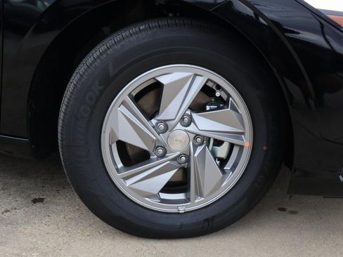 New 2025 Hyundai Elantra SE image 16