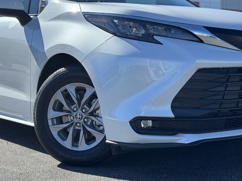 Used 2025 Toyota Sienna XLE w/ XLE Plus Package image 3