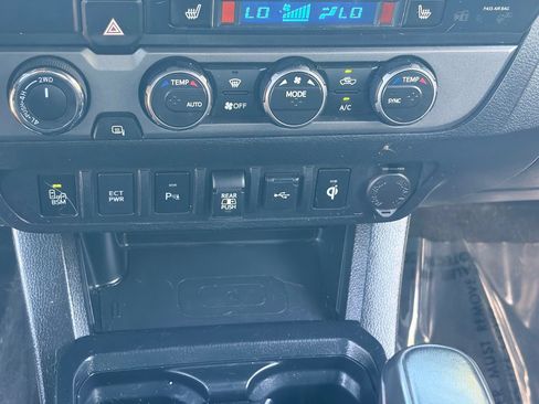 Used 2020 Toyota Tacoma TRD Off-Road w/ TRD Premium Off Road Package AWD/4WD image 26