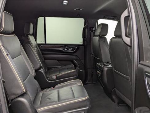 Used 2023 Chevrolet Suburban Premier image 21