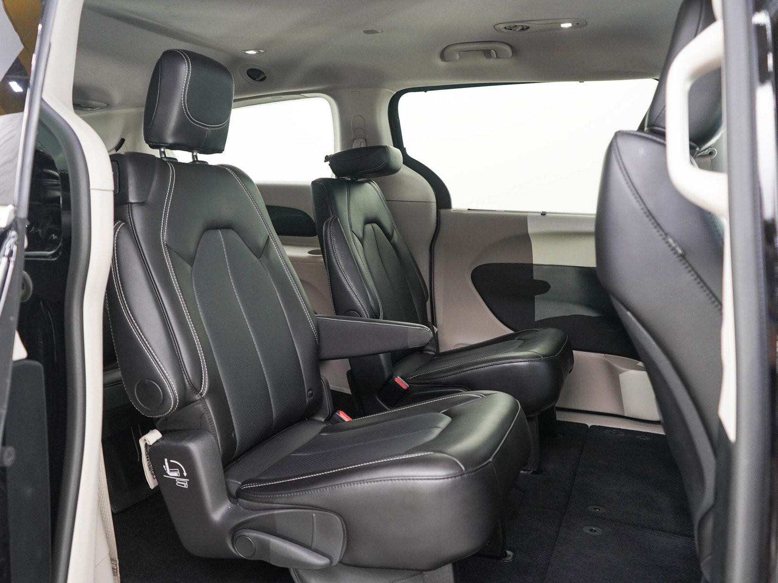 Used 2024 Chrysler Pacifica Touring-L AWD/4WD image 12