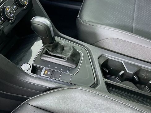 Used 2020 Volkswagen Tiguan SE image 16