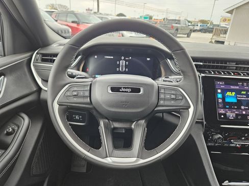New 2025 Jeep Grand Cherokee Altitude image 18