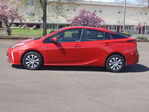 Used 2019 Toyota Prius XLE w/ Advanced Technology Package image 3