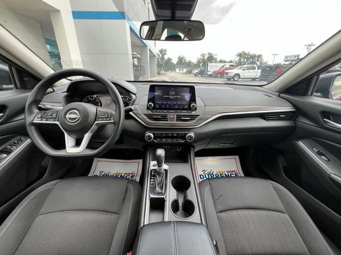 Used 2025 Nissan Altima 2.5 SV FWD image 2