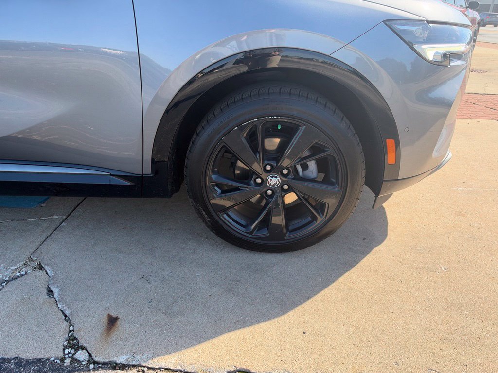 Used 2022 Buick Envision Essence w/ Technology Package II FWD image 5