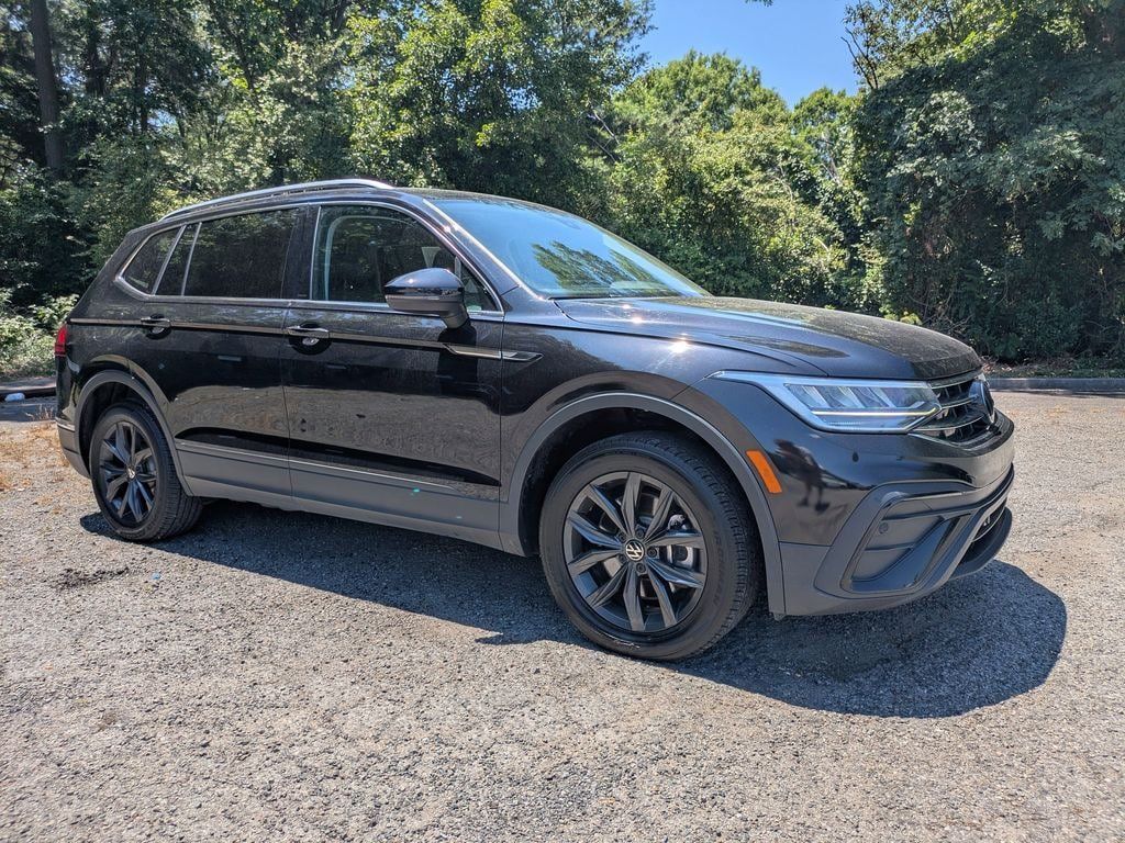 Used 2024 Volkswagen Tiguan SE FWD image 2