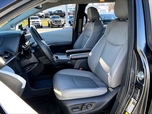 Used 2025 Toyota Sienna XLE image 8