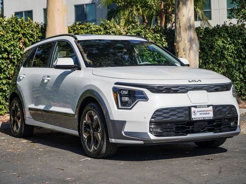 Used 2024 Kia Niro Wave w/ Wave Preserve Package FWD image 3
