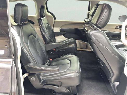Used 2017 Chrysler Pacifica Touring-L Plus w/ Tire & Wheel Group FWD image 20