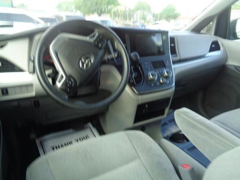 Used 2017 Toyota Sienna LE image 15