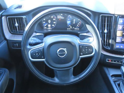 Used 2021 Volvo XC60 T5 Momentum w/ Protection Package Premier FWD image 6