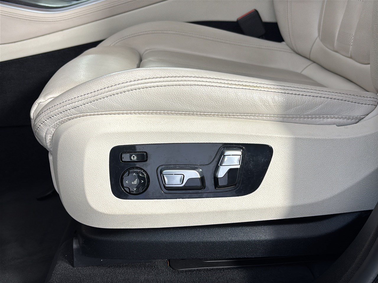 Used 2022 BMW X5 sDrive40i w/ Executive Package RWD image 16