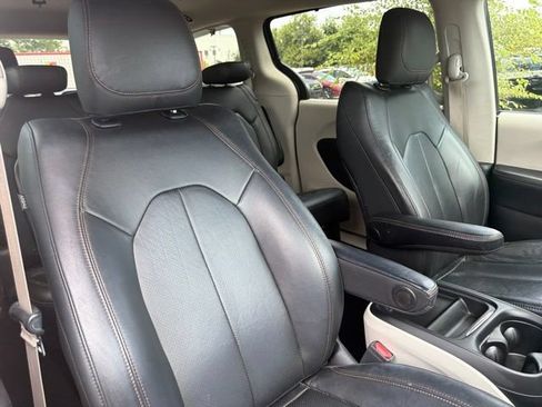 Used 2020 Chrysler Pacifica Touring-L FWD image 27