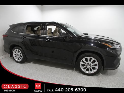 Certified 2024 Toyota Highlander Limited AWD/4WD image 1