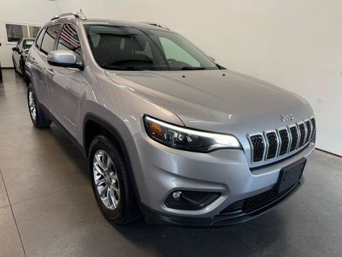 Used 2019 Jeep Cherokee Latitude Plus w/ Cold Weather Group AWD/4WD image 4