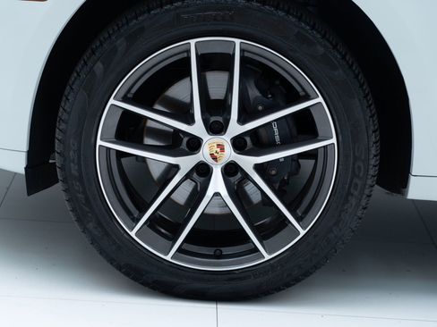 Certified 2025 Porsche Macan image 12