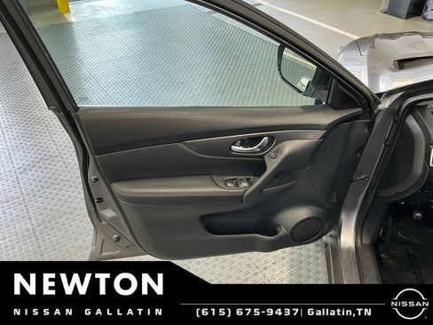Used 2016 Nissan Rogue S w/ Appearance Package FWD image 31