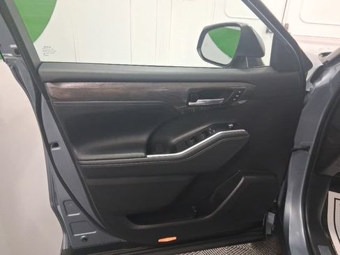 Used 2021 Toyota Highlander Limited AWD/4WD image 16