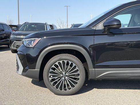 New 2026 Volkswagen Taos SE image 9