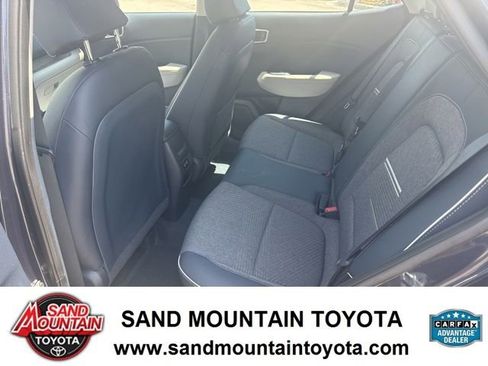 Used 2024 Hyundai Venue Limited FWD image 12