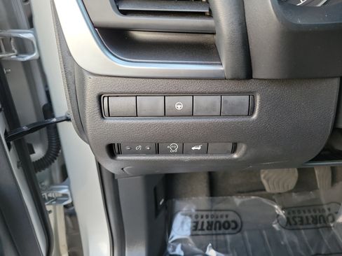 Used 2024 Nissan Rogue SV FWD image 29
