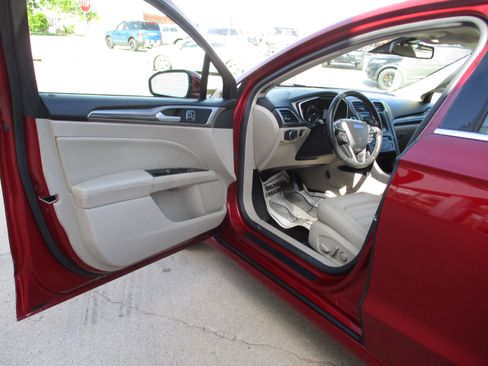 Used 2017 Ford Fusion SE w/ Fusion SE Technology Package AWD/4WD image 10