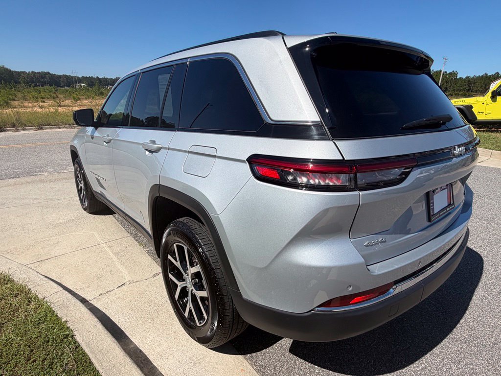 Used 2025 Jeep Grand Cherokee Limited AWD/4WD image 17