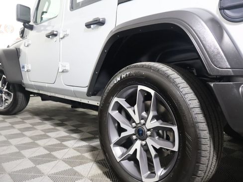 Used 2024 Jeep Wrangler Unlimited AWD/4WD image 10