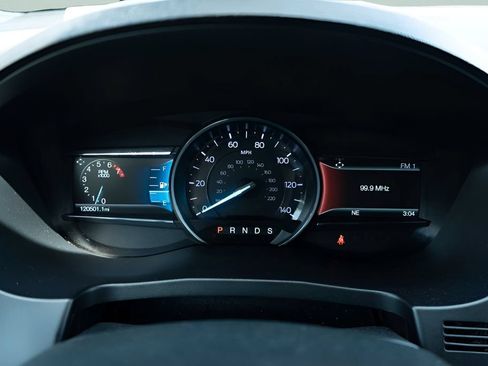 Used 2018 Ford Explorer XLT w/ Equipment Group 201A FWD image 24