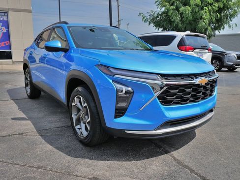 Used 2025 Chevrolet Trax LT w/ LT Convenience Package FWD image 3