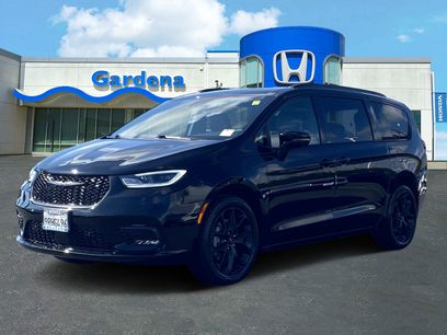 Used 2024 Chrysler Pacifica Limited w/ Uconnect Theater Family Group