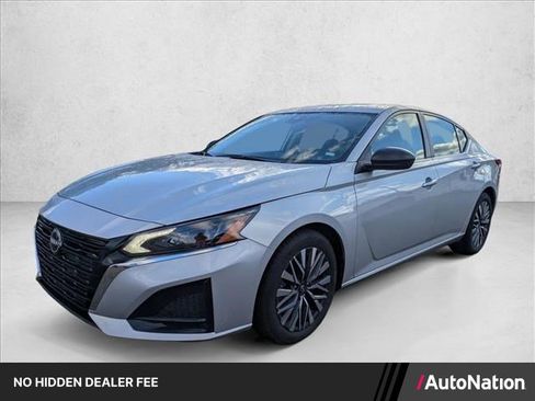 Used 2024 Nissan Altima 2.5 SV FWD image 1