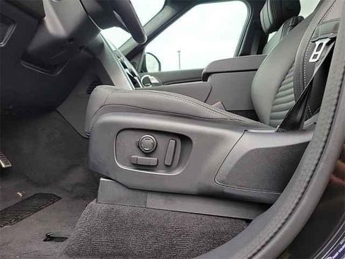 New 2025 Land Rover Discovery Metropolitan Edition AWD/4WD image 14