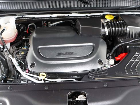 Used 2023 Chrysler Pacifica Touring-L FWD image 33
