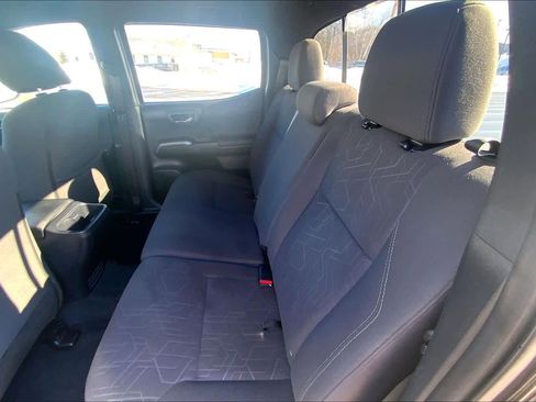 Used 2017 Toyota Tacoma TRD Sport w/ Tow Package (A/T) image 21