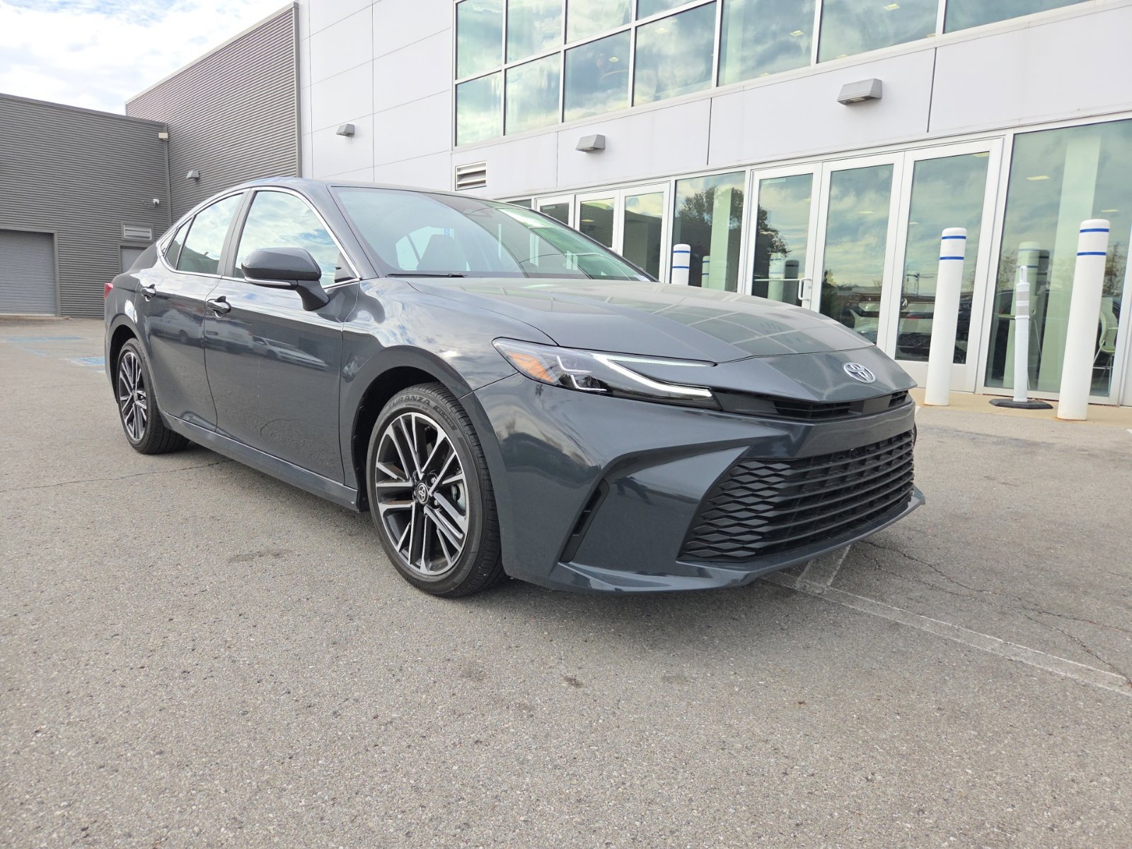 Used 2025 Toyota Camry XLE FWD image 31