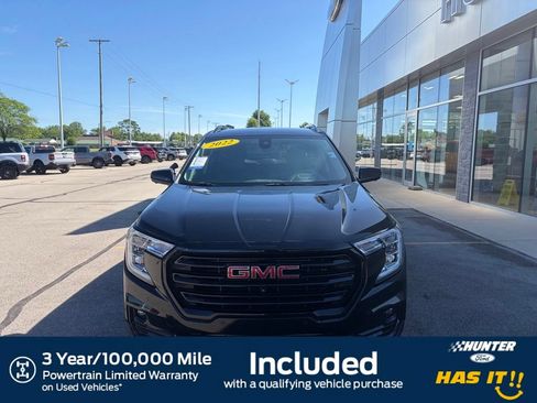 Used 2022 GMC Terrain SLT w/ Infotainment Package II FWD image 2